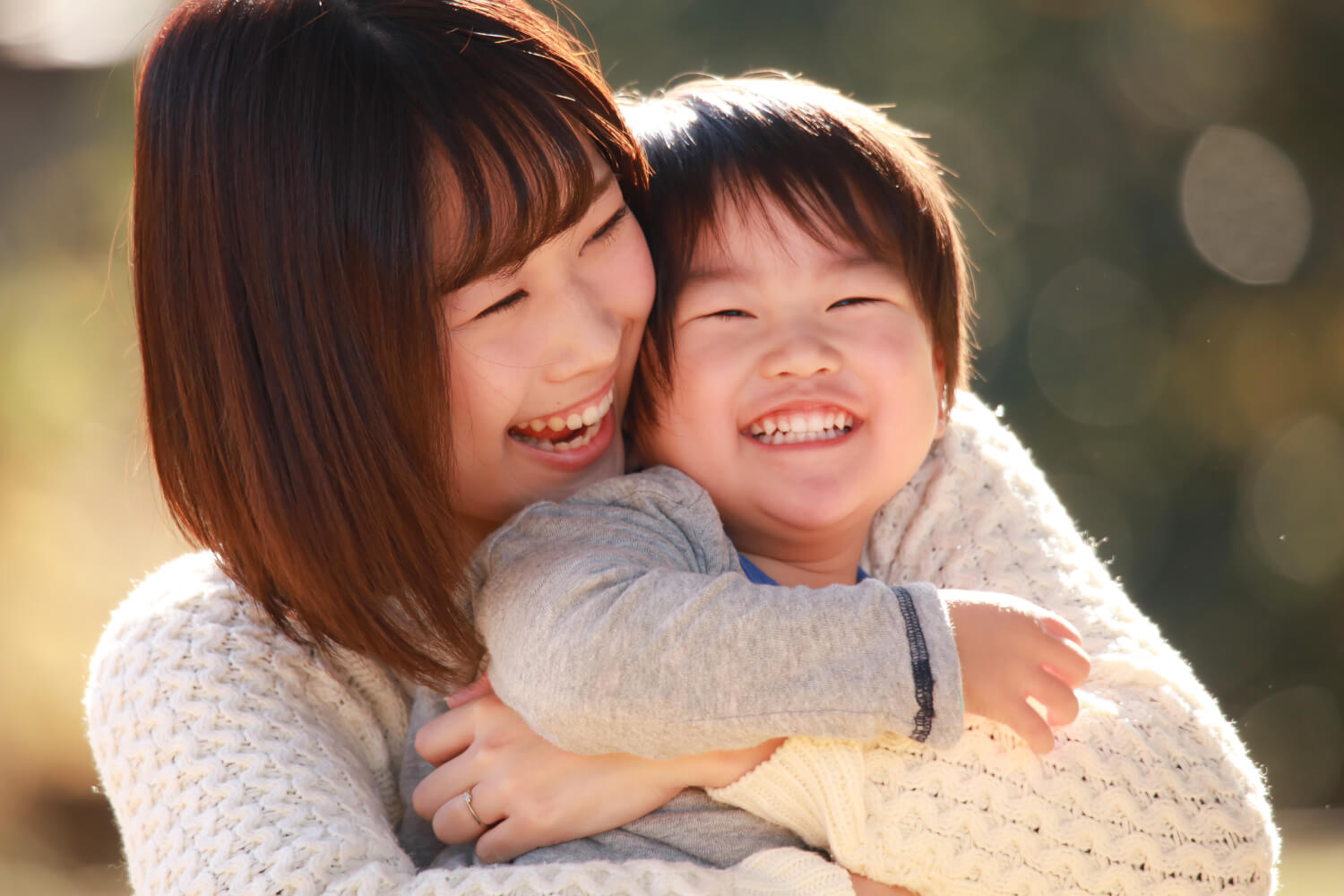 園児が笑顔を見せている風景